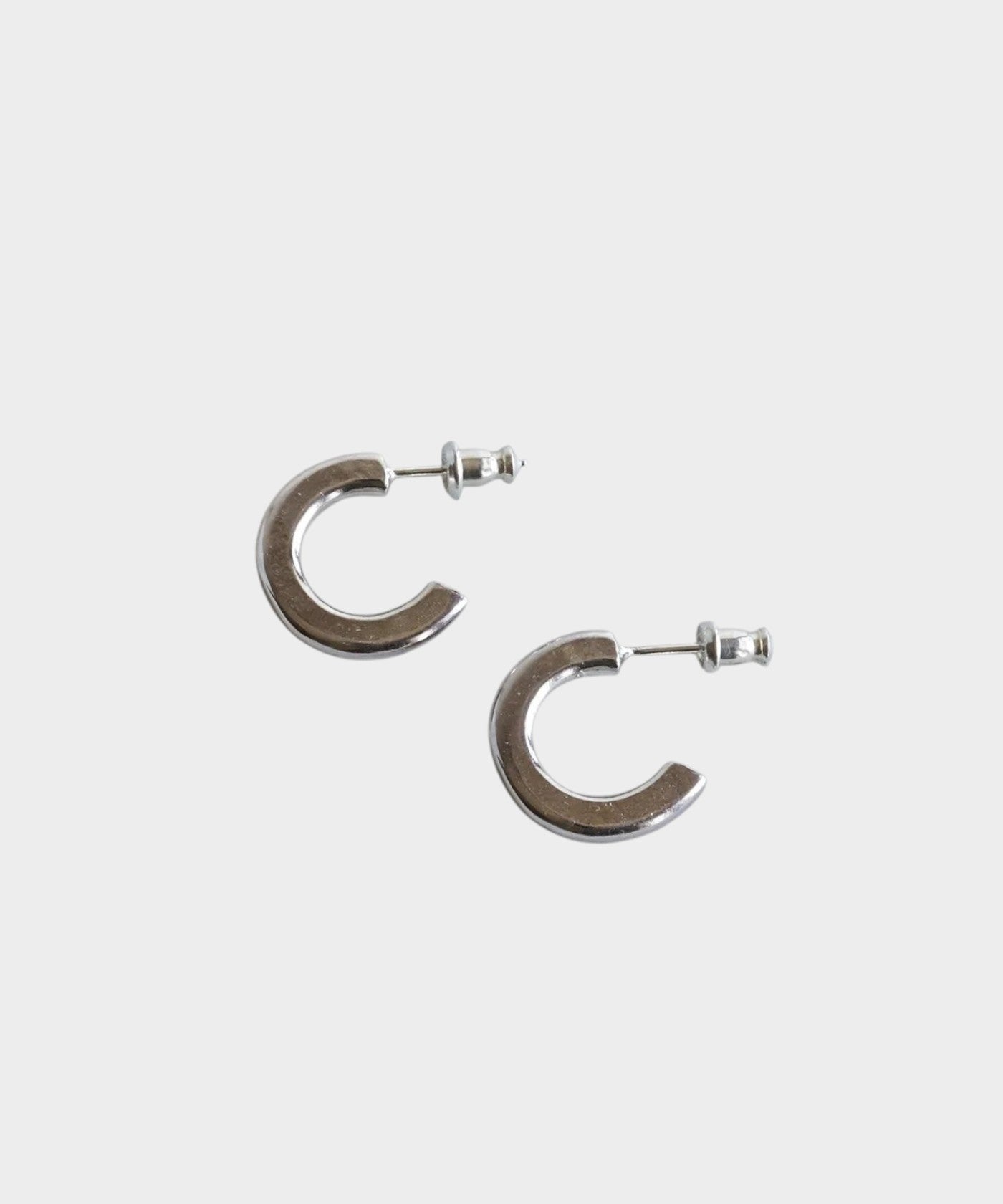 ROLE STOREのハンマーで叩いたような質感のシルバー925製フープピアス