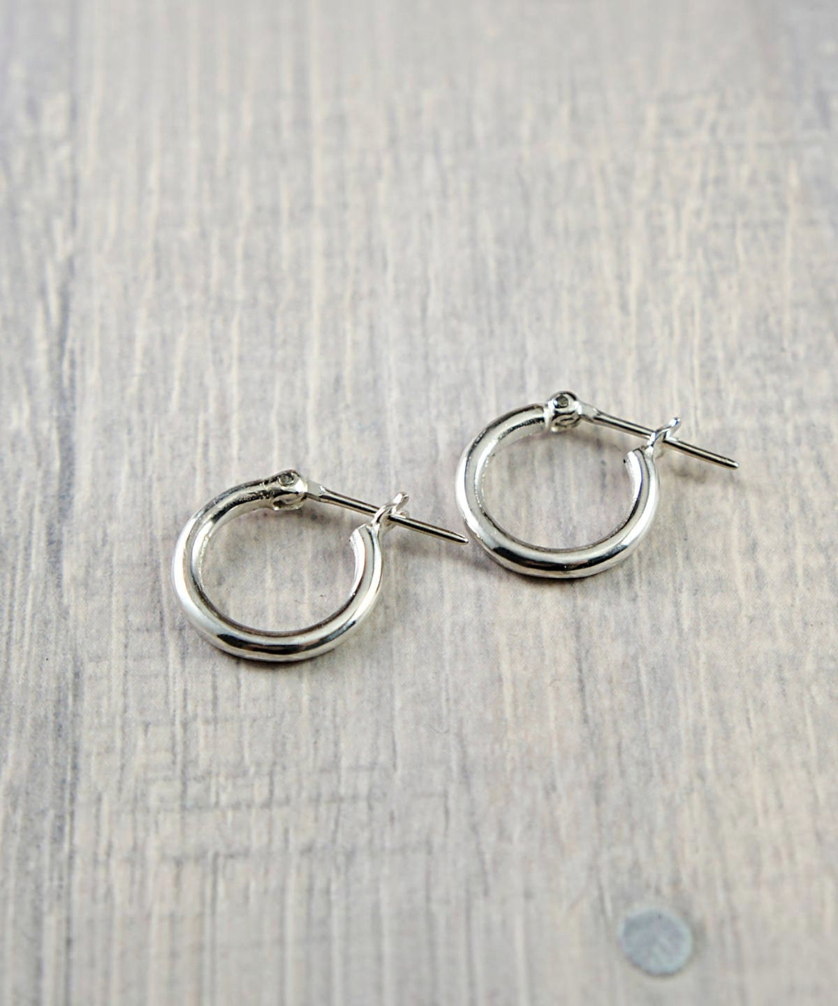 ROLE STOREのシルバー925製ミニフープピアス。シンプルで細身なデザインの小ぶりなピアス。