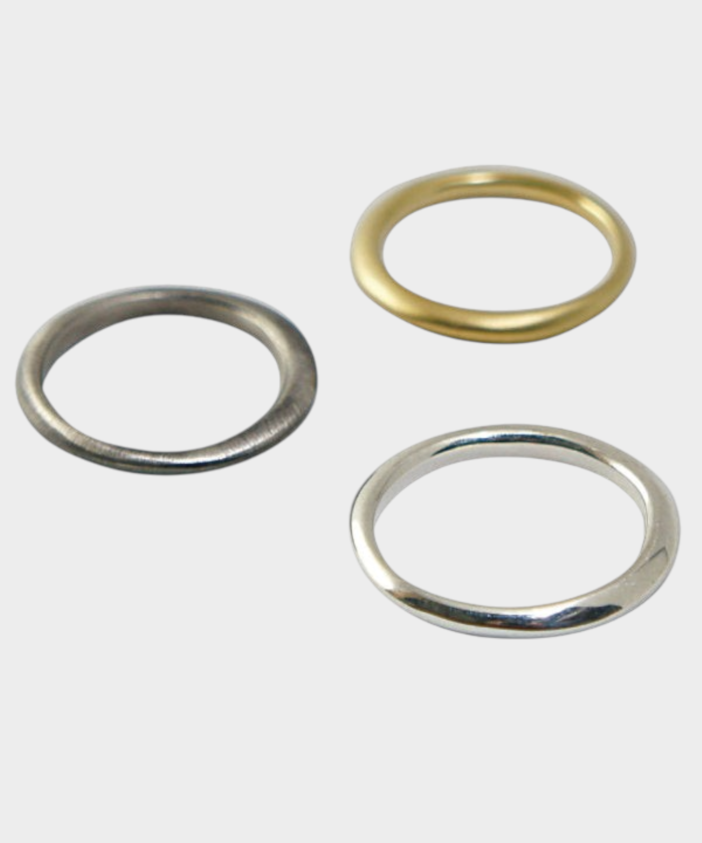 ROLE STOREのPile up ring。シルバー925素材のいびつな形状が特徴的な、鏡面仕上げとマットなK18コーティングの細身リング3点セット。