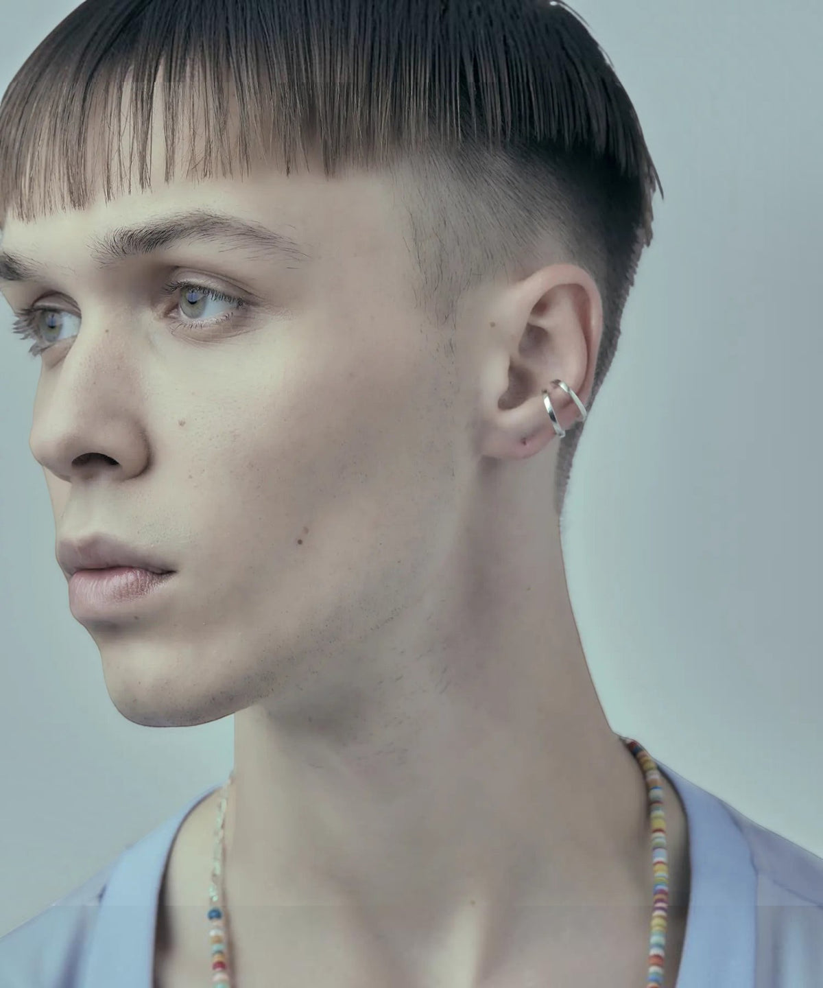 ROLE STOREのSliceイヤーカフ。シルバー925製のシャープで平らなフォルムが特徴的な片耳用イヤーカフを着用したモデルの横顔。
