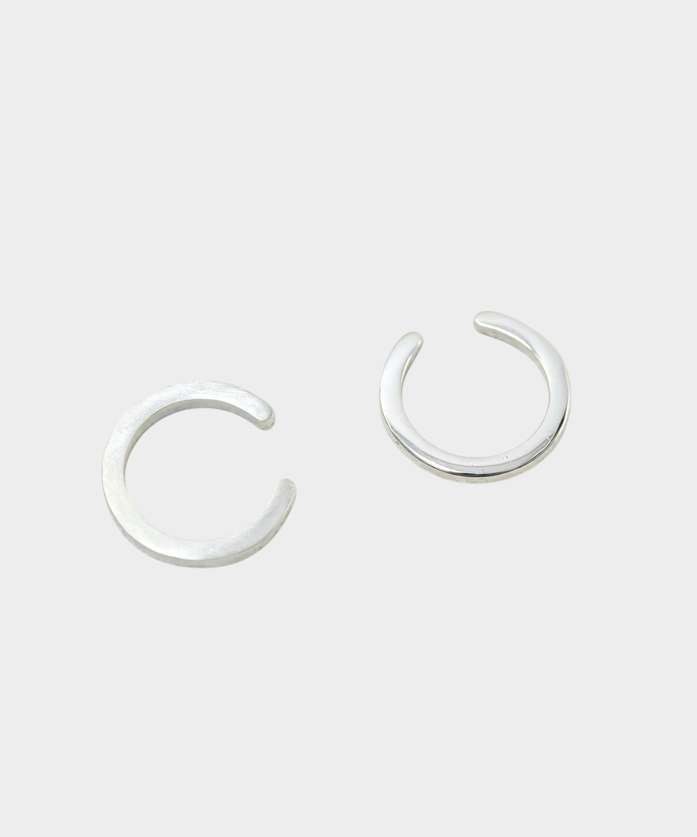 ROLE STOREのSliceイヤーカフ。シルバー925素材を使用した、エッジの効いたシャープな平面的フォルムのイヤーカフ2点セット。