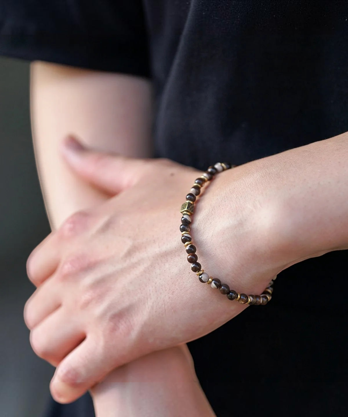 ROLE STOREのWALL slim bracelet 2nd。天然石と真鍮ビーズを組み合わせた、幅4mmのカジュアルなブレスレット。