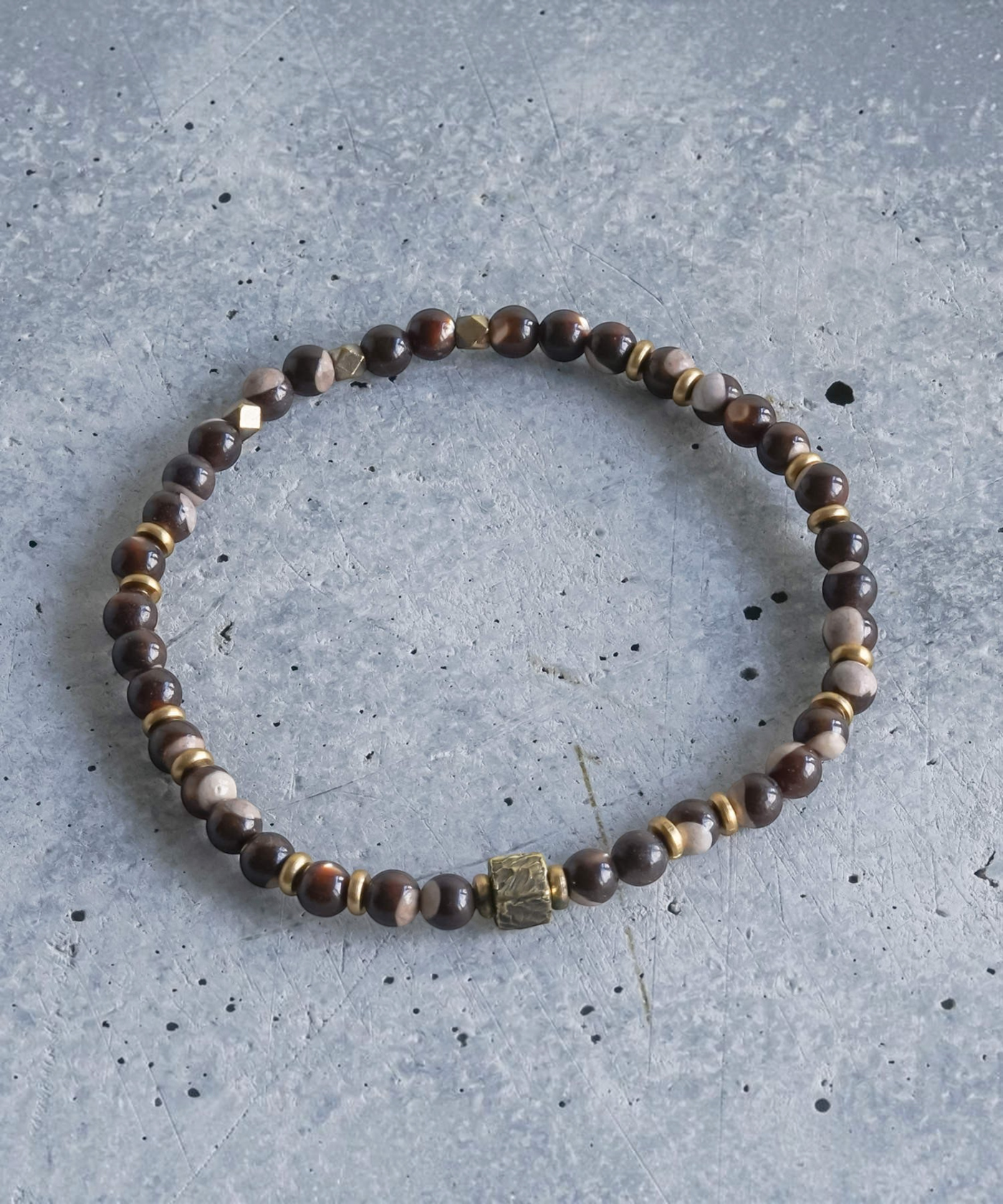 ROLE STOREのWALL slim bracelet 2nd。Coffee breakカラーのマザーオブパールとブラスビーズを組み合わせた4mm幅の天然石ブレスレット