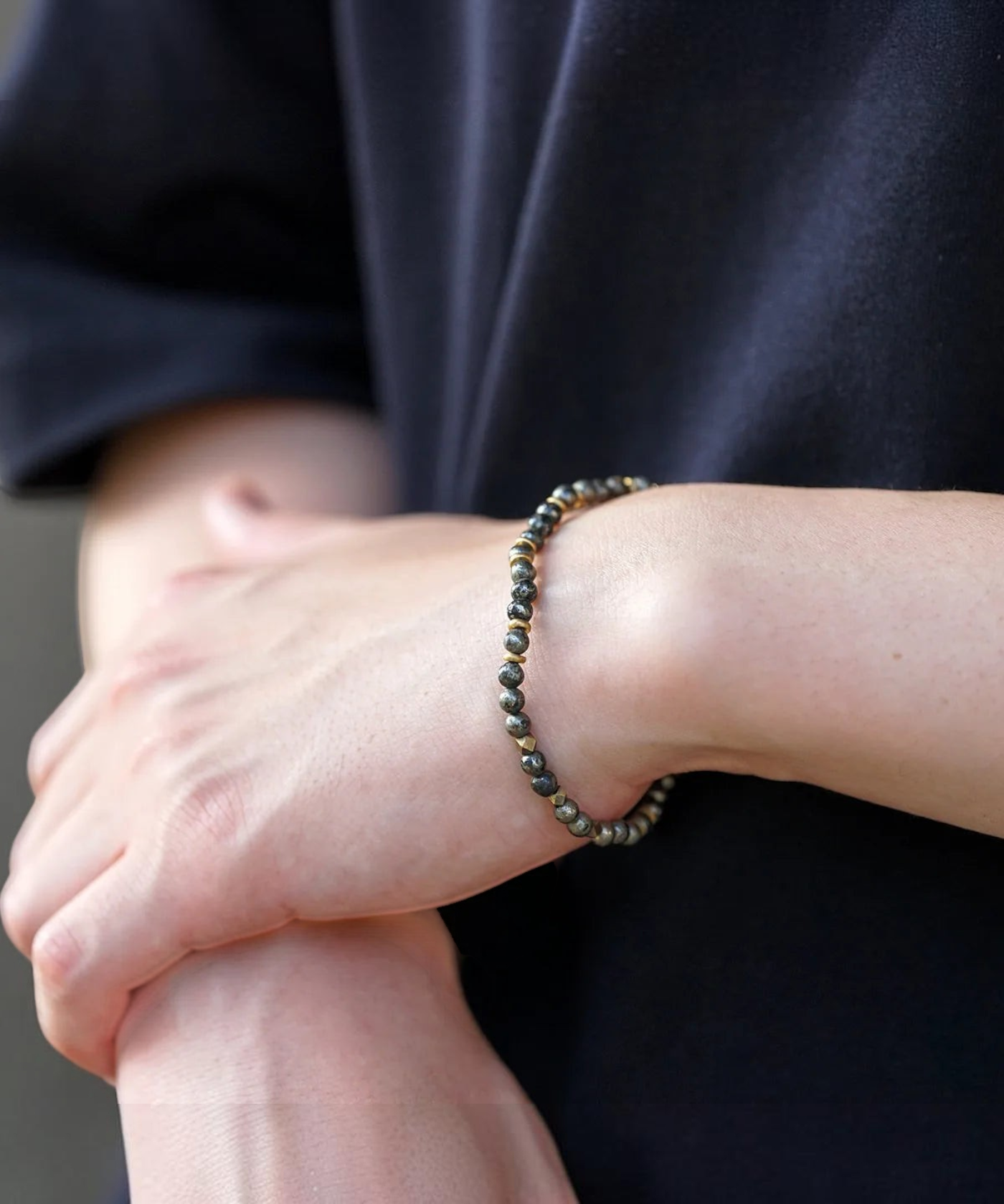 ROLE STOREのWALL slim bracelet 2nd。パイライト天然石と真鍮ビーズを組み合わせた、幅4mmのスタイリッシュなブレスレット。