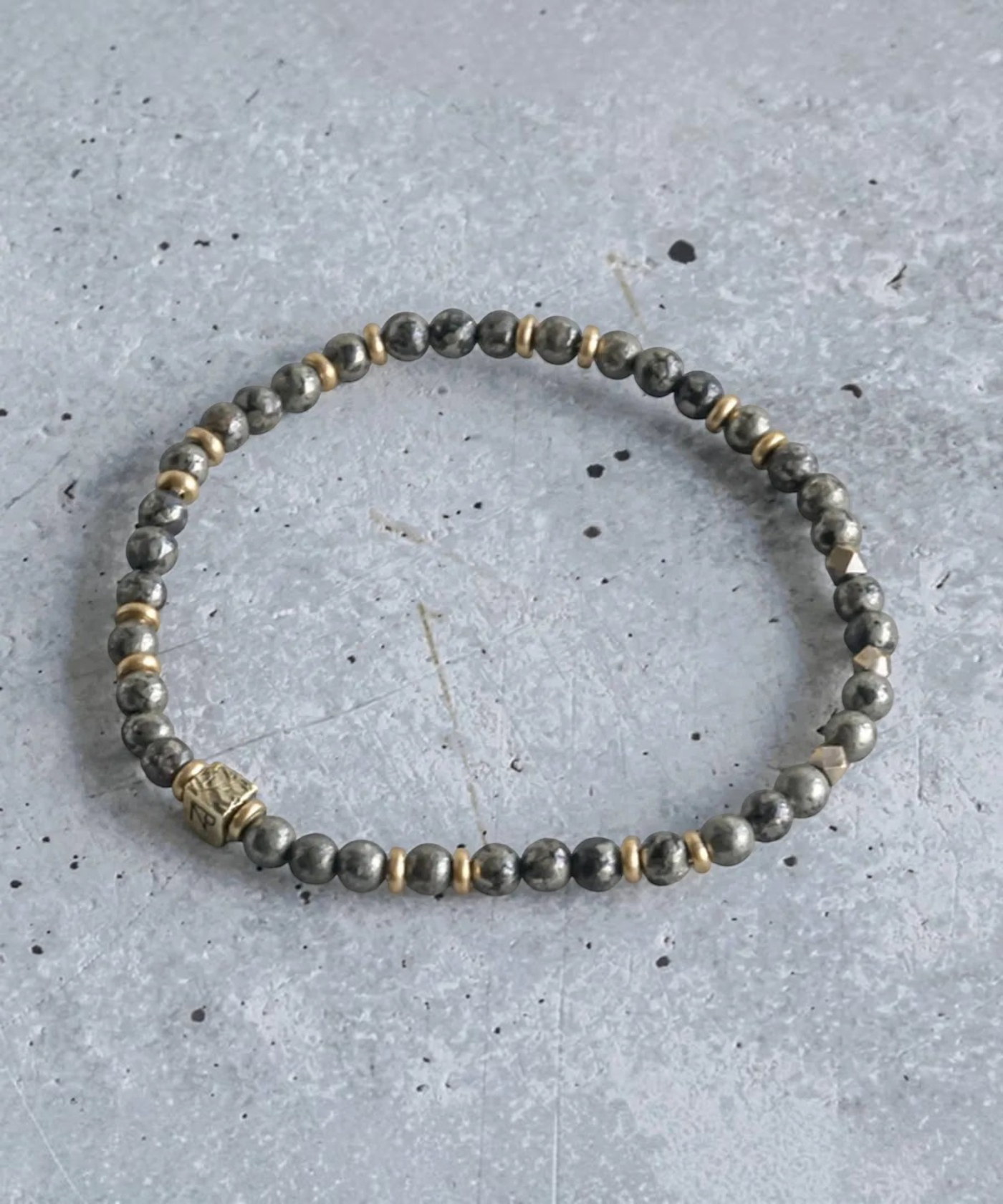ROLE STOREのWALL slim bracelet 2nd。パイライト天然石と真鍮ビーズを組み合わせた4mm幅のカジュアルなブレスレット